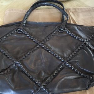 Bottega vaneta shoulder bag comes with dust bag